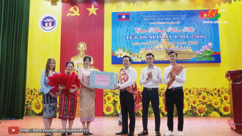 Đồng ch&iacute; Chủ tịch UBND tỉnh ch&uacute;c mừng c&aacute;c lưu học sinh L&agrave;o nh&acirc;n dịp Tết Bunpimay 