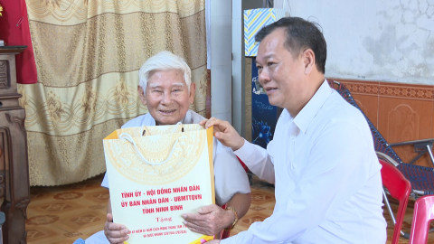 Đồng ch&iacute; L&ecirc; Quốc Chỉnh, Ph&oacute; B&iacute; thư Tỉnh ủy, Chủ tịch HĐND tỉnh thăm, tặng qu&agrave; nh&acirc;n kỷ niệm 81 năm Quốc kh&aacute;nh 2/9