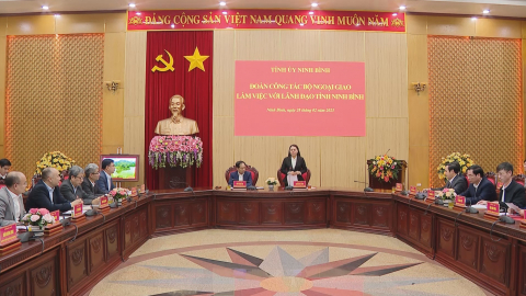 Đo&agrave;n c&ocirc;ng t&aacute;c của Bộ Ngoại giao l&agrave;m việc với l&atilde;nh đạo tỉnh Ninh B&igrave;nh