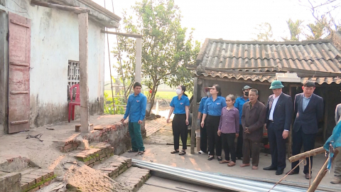 Thanh ni&ecirc;n Kim Sơn chung sức x&oacute;a nh&agrave; tạm, nh&agrave; dột n&aacute;t