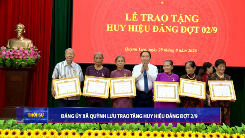 Đảng uỷ x&atilde; Quỳnh Lưu tổ chức trao tặng Huy hiệu Đảng đợt 2/9