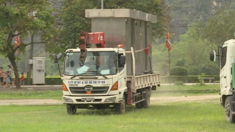 Lắp đặt 24 nh&agrave; vệ sinh di động phục vụ lễ hội Hoa Lư