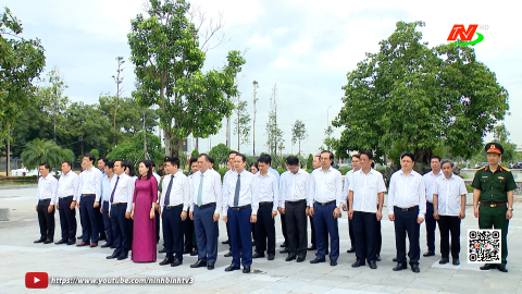 Đo&agrave;n đại biểu l&atilde;nh đạo tỉnh d&acirc;ng hương, đặt v&ograve;ng hoa tại Đền thờ v&agrave; Đ&agrave;i tưởng niệm c&aacute;c anh h&ugrave;ng liệt sĩ tỉnh