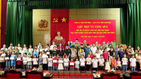 Tặng qu&agrave; trẻ em c&oacute; ho&agrave;n cảnh kh&oacute; khăn, học sinh ngh&egrave;o vượt kh&oacute; tr&ecirc;n địa b&agrave;n tỉnh Ninh B&igrave;nh