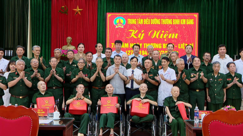 Thủ tướng Ch&iacute;nh phủ L&ecirc; Minh Hưng thăm, tặng qu&agrave; Trung t&acirc;m Điều dưỡng thương binh Kim Bảng