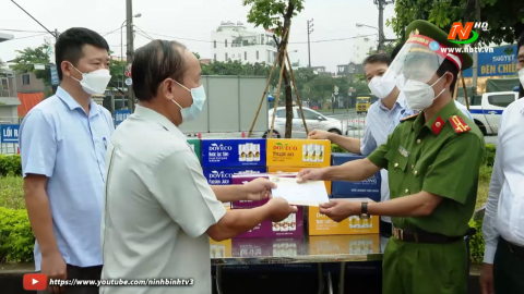 Hội doanh nh&acirc;n CCB tỉnh tặng qu&agrave; c&aacute;c chốt kiểm so&aacute;t ph&ograve;ng, chống dịch