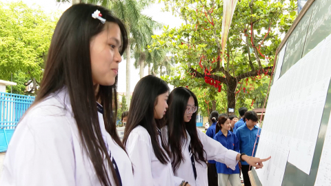 Th&iacute; sinh l&agrave;m thủ tục dự thi tốt nghiệp THPT năm 2026