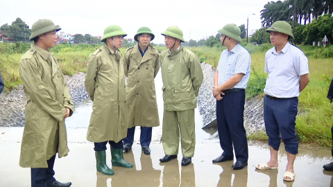Đồng ch&iacute; B&iacute; thư Tỉnh ủy Trương Quốc Huy kiểm tra v&agrave; chỉ đạo c&ocirc;ng t&aacute;c ứng ph&oacute; với b&atilde;o số 10