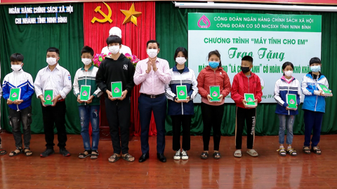C&ocirc;ng đo&agrave;n Ng&acirc;n h&agrave;ng CSXH tỉnh tặng m&aacute;y t&iacute;nh bảng cho 10 học sinh ngh&egrave;o
