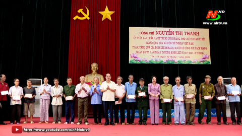 Đồng ch&iacute; Ph&oacute; Chủ tịch Quốc hội Nguyễn Thị Thanh tặng qu&agrave; tại huyện Y&ecirc;n M&ocirc; nh&acirc;n dịp 27/7