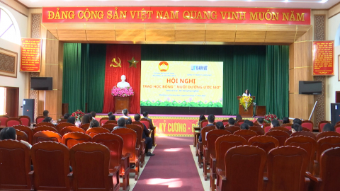 Trao học bổng nu&ocirc;i dưỡng ước mơ cho học sinh c&oacute; ho&agrave;n cảnh kh&oacute; khăn