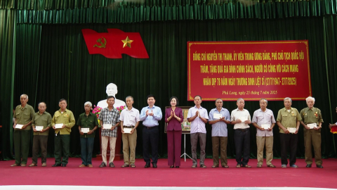Đồng ch&iacute; Ph&oacute; Chủ tịch Quốc hội Nguyễn Thị Thanh thăm, tặng qu&agrave; nh&acirc;n kỷ niệm 78 năm Ng&agrave;y Thương binh, Liệt sĩ