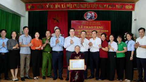 Đồng ch&iacute; Ph&oacute; B&iacute; thư Thường trực Tỉnh ủy Trần Đăng Quỳnh trao Huy hiệu 80 năm tuổi Đảng