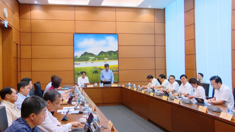 Quốc hội thảo luận ở tổ về t&igrave;nh h&igrave;nh thực hiện kế hoạch ph&aacute;t triển kinh tế - X&atilde; hội