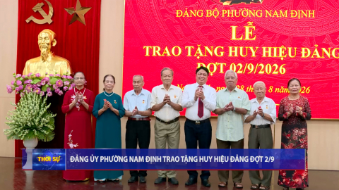 Đảng ủy phường Nam Định trao tặng Huy hiệu Đảng đợt 2/9