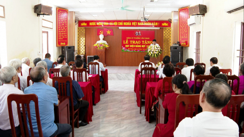 Trao Huy hiệu Đảng  đợt 19/5 tại phường V&acirc;n Giang