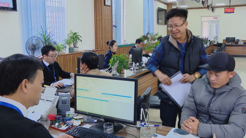 Người d&acirc;n đổ x&ocirc; đi đổi GPLX do hiểu sai th&ocirc;ng tin