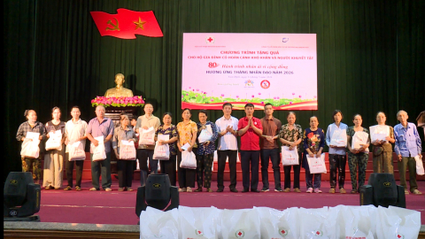 Hội Chữ thập đỏ tỉnh tổ chức chương tr&igrave;nh tặng qu&agrave;