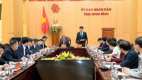 Đồng ch&iacute; Bộ trưởng Bộ Gi&aacute;o dục v&agrave; Đ&agrave;o tạo l&agrave;m việc tại Ninh B&igrave;nh