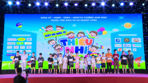 Tặng qu&agrave; cho trẻ em c&oacute; ho&agrave;n cảnh đặc biệt, kh&oacute; khăn 