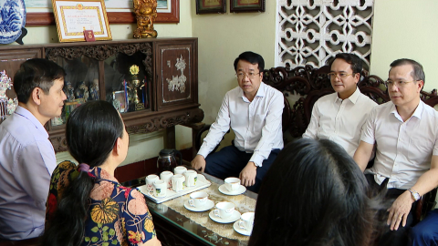 Đồng ch&iacute; Chủ tịch UBND tỉnh Nguyễn Thanh B&igrave;nh thăm, tặng qu&agrave; v&agrave; trao tặng Huy hiệu Đảng đợt 2/9