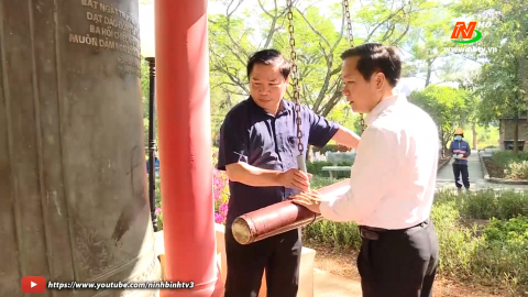 Đo&agrave;n Đại biểu tỉnh Ninh B&igrave;nh viếng c&aacute;c anh h&ugrave;ng liệt sỹ tại c&aacute;c tỉnh miền Trung