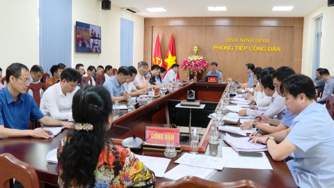 Đồng ch&iacute; B&iacute; thư Tỉnh uỷ Trần Huy Tuấn tiếp c&ocirc;ng d&acirc;n định kỳ