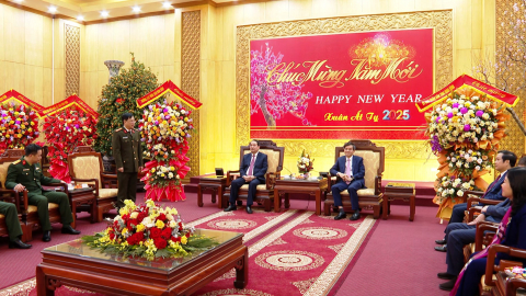 Đo&agrave;n đại biểu lực lượng vũ trang tỉnh ch&uacute;c mừng Tỉnh ủy nh&acirc;n Kỷ niệm 95 năm Ng&agrave;y th&agrave;nh lập Đảng Cộng sản Việt Nam