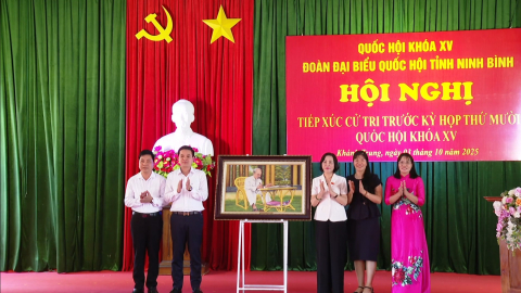 Đo&agrave;n đại biểu Quốc hội tỉnh tiếp x&uacute;c cử tri x&atilde; Kh&aacute;nh Trung