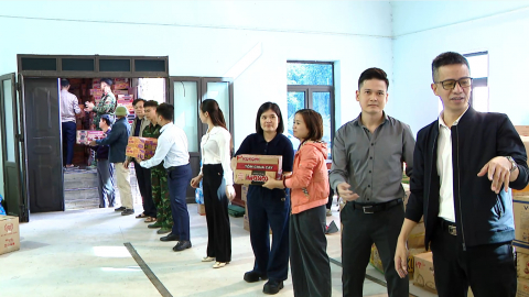 Chung tay ủng hộ đồng b&agrave;o khắc phục hậu quả mưa lũ