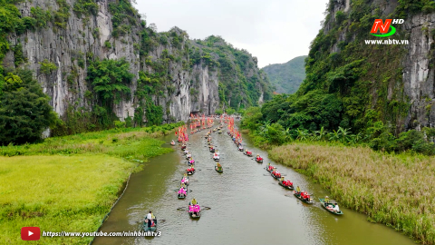 Độc đ&aacute;o lễ rước sản vật v&ugrave;ng, miền trong Tuần Du lịch Ninh B&igrave;nh