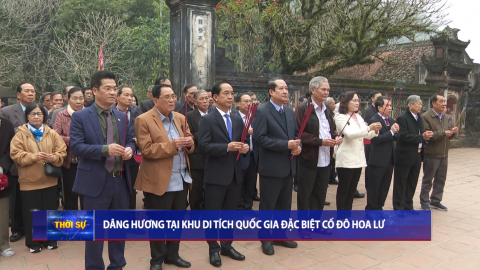 D&acirc;ng hương tại Khu Di t&iacute;ch quốc gia đặc biệt Cố đ&ocirc; Hoa Lư