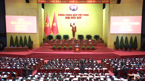 C&aacute;c đại biểu thảo luận tại hội trường về c&aacute;c văn kiện Đại hội XIV