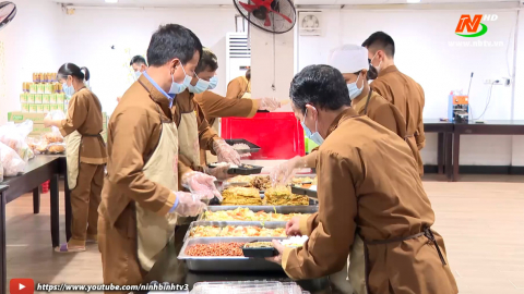 Những suất cơm nghĩa t&igrave;nh