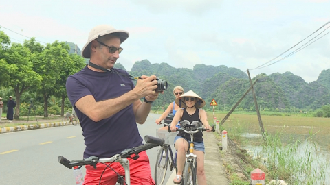 Du kh&aacute;ch th&iacute;ch th&uacute; kh&aacute;m ph&aacute; Ninh B&igrave;nh bằng xe đạp