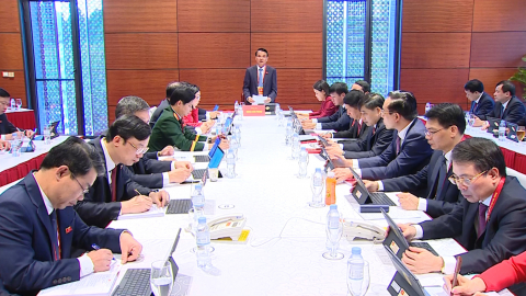 Đại biểu tỉnh Ninh B&igrave;nh thảo luận c&aacute;c văn kiện Đại hội