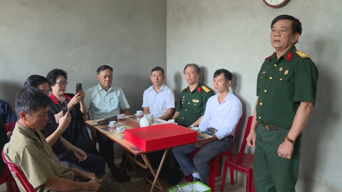 Thăm hỏi gia đ&igrave;nh Đại &uacute;y Nguyễn Đ&igrave;nh Khi&ecirc;m