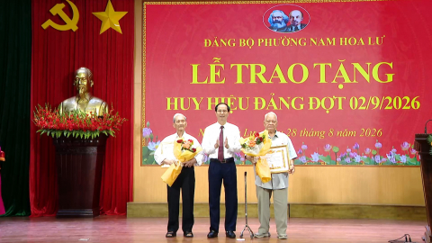 Đảng ủy phường Nam Hoa Lư trao tặng Huy hiệu Đảng đợt 2/9