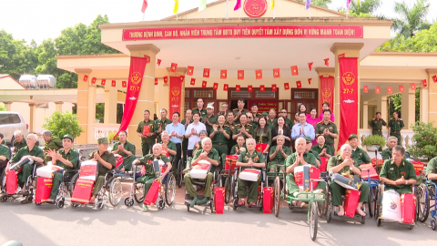 Thăm, tặng qu&agrave; Trung t&acirc;m Điều dưỡng Thương binh Duy Ti&ecirc;n v&agrave; phường Ti&ecirc;n Sơn