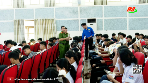 Tăng cường tuy&ecirc;n truyền trật tự an to&agrave;n giao th&ocirc;ng trong học sinh, sinh vi&ecirc;n