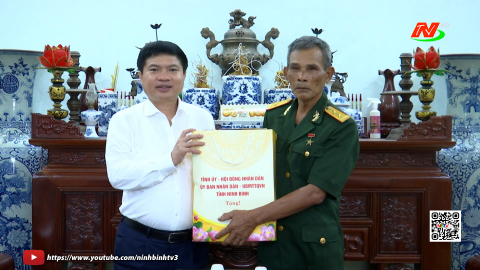Đồng ch&iacute; B&iacute; thư Tỉnh ủy, Trưởng đo&agrave;n ĐBQH tỉnh thăm, tặng qu&agrave; nh&acirc;n dịp Quốc kh&aacute;nh 2/9