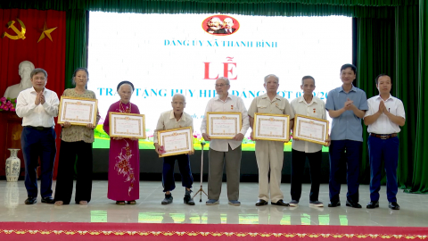 Đảng ủy x&atilde; Thanh B&igrave;nh trao tặng Huy hiệu Đảng đợt 2/9
