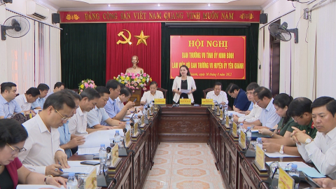 BTV tỉnh ủy làm vi&ecirc;̣c với BTV huy&ecirc;̣n ủy Y&ecirc;n Khánh