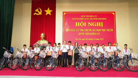 Đồng ch&iacute; Ph&oacute; Chủ tịch Quốc hội tặng qu&agrave; nh&acirc;n dịp Tết Trung thu 2025