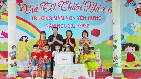 Tặng qu&agrave; nh&acirc;n ng&agrave;y Quốc tế Thiếu nhi 1-6