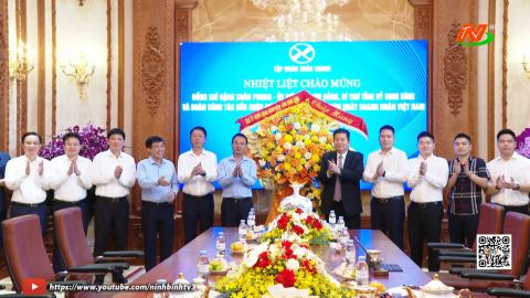 Đồng ch&iacute; B&iacute; thư Tỉnh ủy thăm, ch&uacute;c mừng nh&acirc;n kỷ niệm Ng&agrave;y Doanh nh&acirc;n Việt Nam