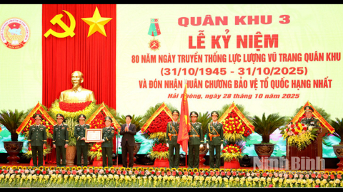 Lực lượng vũ trang Qu&acirc;n khu 3 kỷ niệm 80 năm Ng&agrave;y truyền thống v&agrave; đ&oacute;n nhận Hu&acirc;n chương Bảo vệ Tổ quốc hạng Nhất