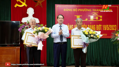 Đồng ch&iacute; Ph&oacute; B&iacute; thư Thường trực Tỉnh ủy dự v&agrave; trao tặng Huy hiệu Đảng tại phường Thanh B&igrave;nh