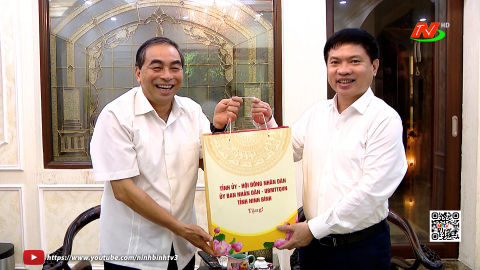 Thăm, tặng qu&agrave; c&aacute;c đồng ch&iacute; nguy&ecirc;n Thường trực Tỉnh ủy qua c&aacute;c thời kỳ nh&acirc;n dịp Quốc kh&aacute;nh 2/9