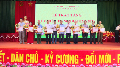Đảng ủy x&atilde; Li&ecirc;m H&agrave; trao tặng Huy hiệu Đảng đợt 2/9